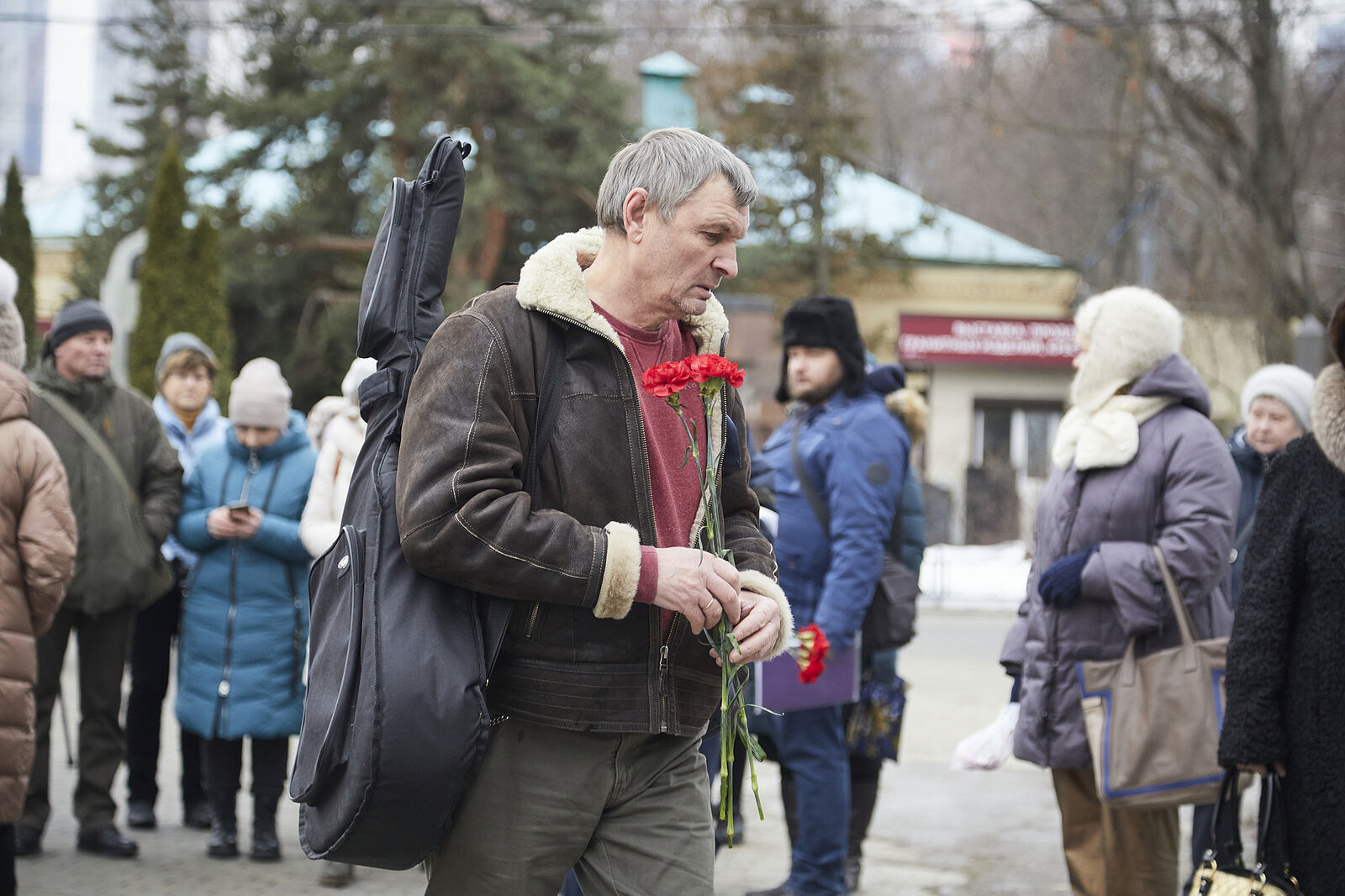 Поклонники творчества Владимира Высоцкого собрались на его могиле на Ваганьковском кладбище г.Москвы почтить память барда в день его 85-летия 25 января 2023г.