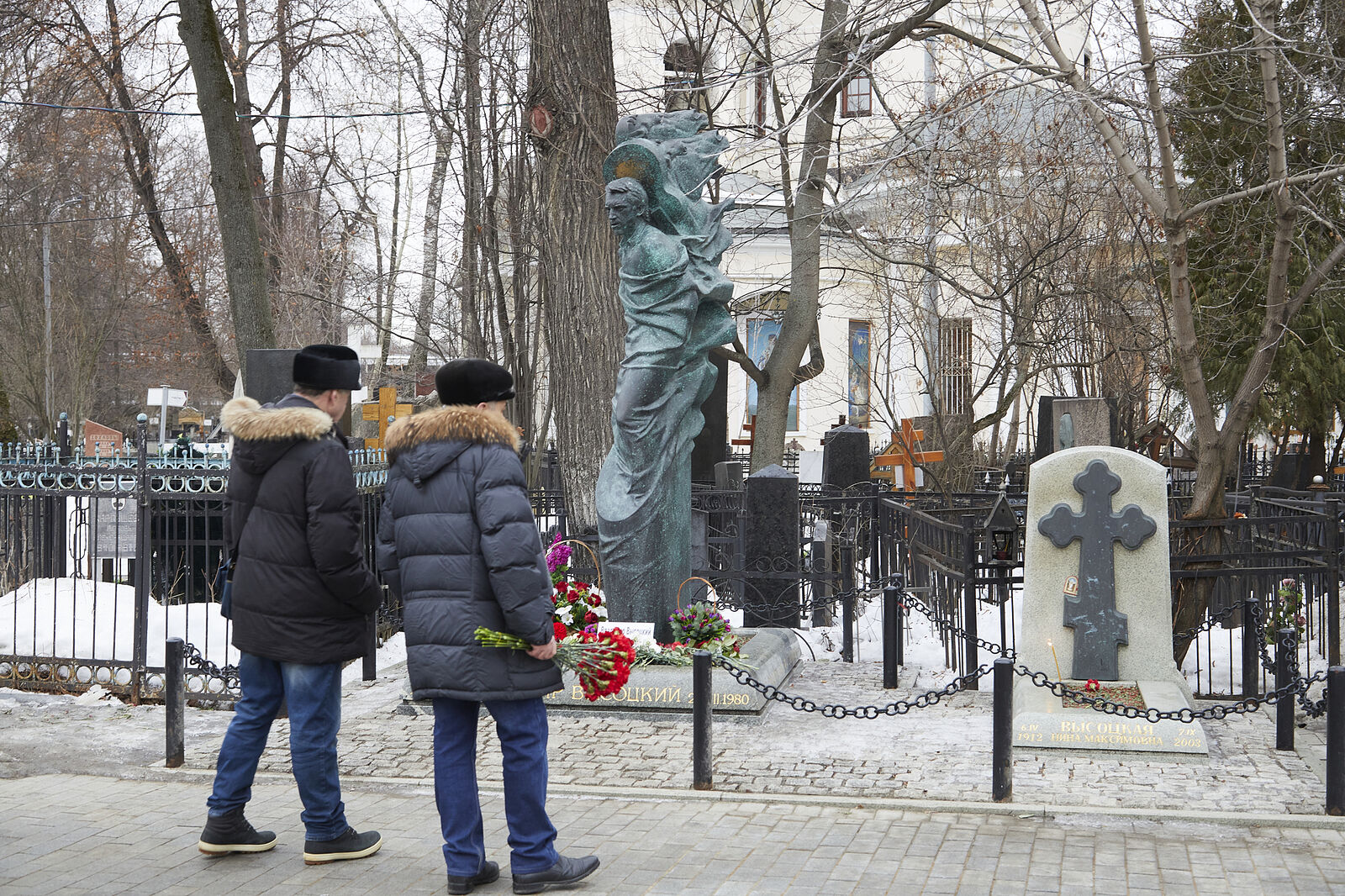 Поклонники творчества Владимира Высоцкого собрались на его могиле на Ваганьковском кладбище г.Москвы почтить память барда в день его 85-летия 25 января 2023г.
