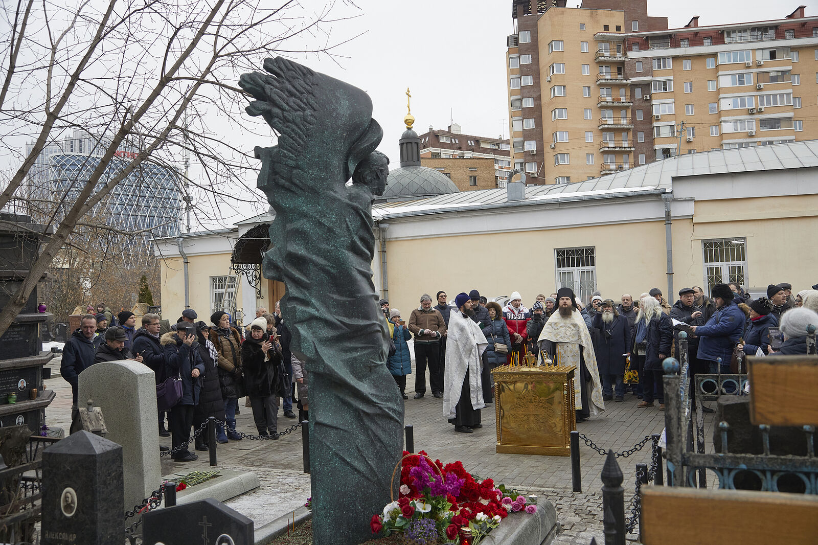 Поклонники творчества Владимира Высоцкого собрались на его могиле на Ваганьковском кладбище г.Москвы почтить память барда в день его 85-летия 25 января 2023г.