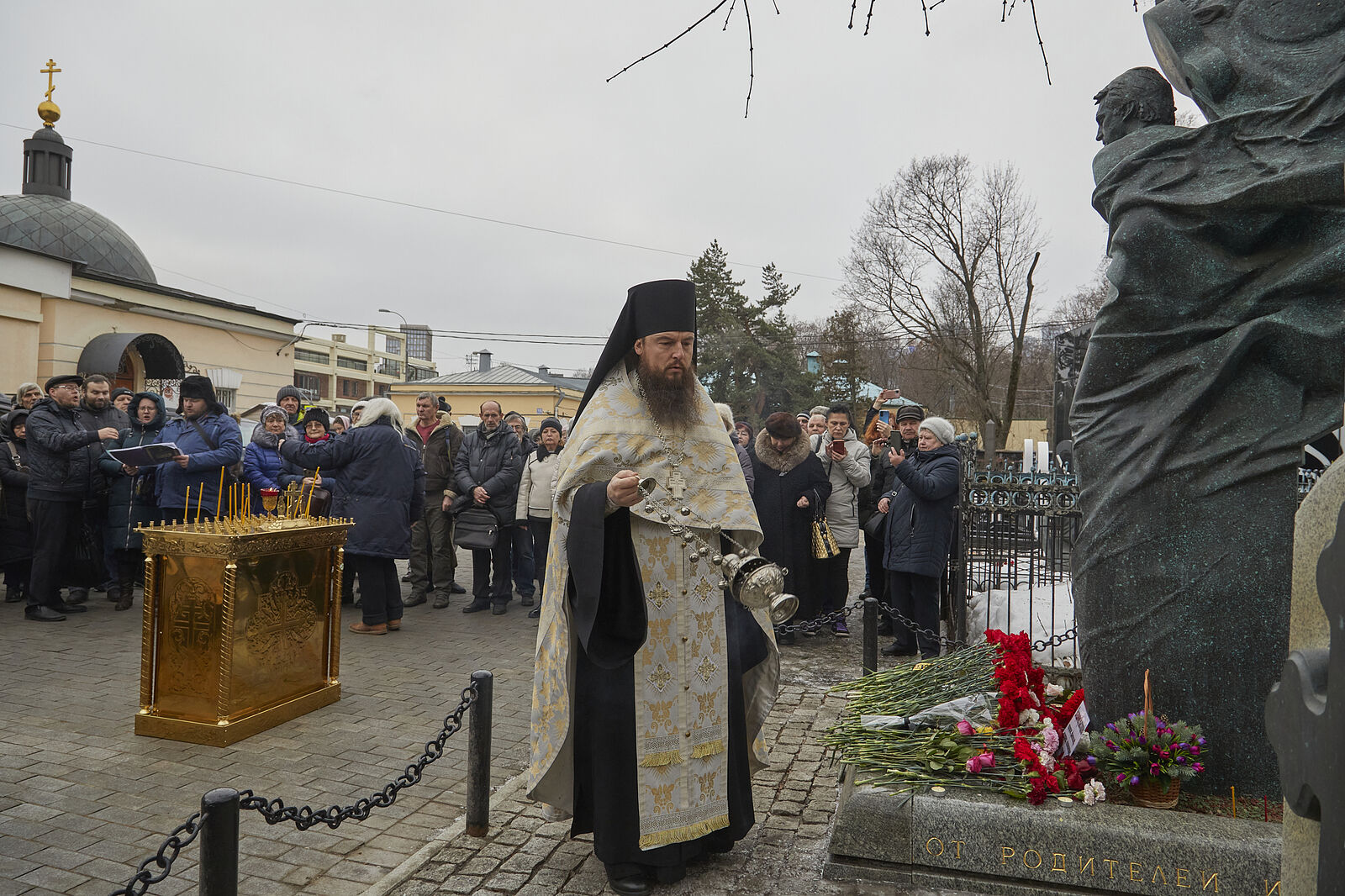 Поклонники творчества Владимира Высоцкого собрались на его могиле на Ваганьковском кладбище г.Москвы почтить память барда в день его 85-летия 25 января 2023г.