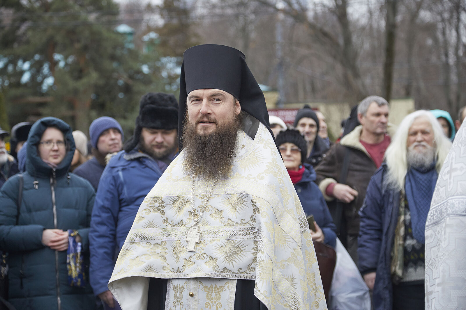 Поклонники творчества Владимира Высоцкого собрались на его могиле на Ваганьковском кладбище г.Москвы почтить память барда в день его 85-летия 25 января 2023г.