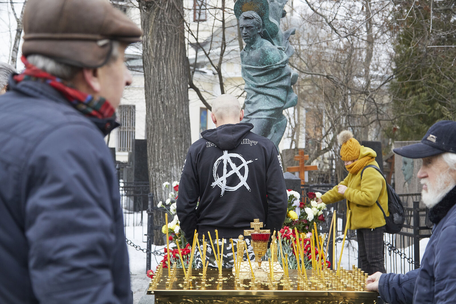 Поклонники творчества Владимира Высоцкого собрались на его могиле на Ваганьковском кладбище г.Москвы почтить память барда в день его 85-летия 25 января 2023г.