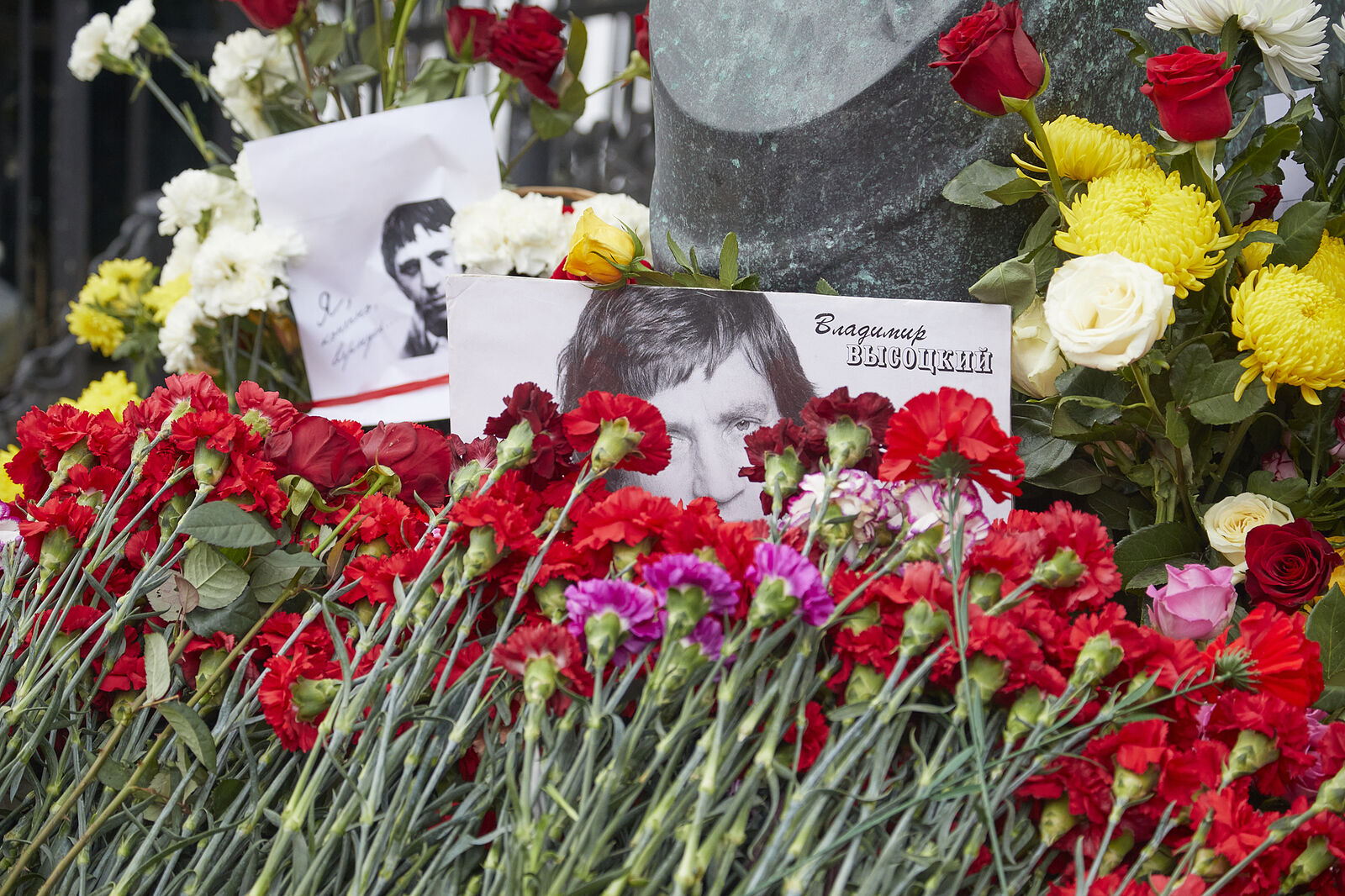 Поклонники творчества Владимира Высоцкого собрались на его могиле на Ваганьковском кладбище г.Москвы почтить память барда в день его 85-летия 25 января 2023г.